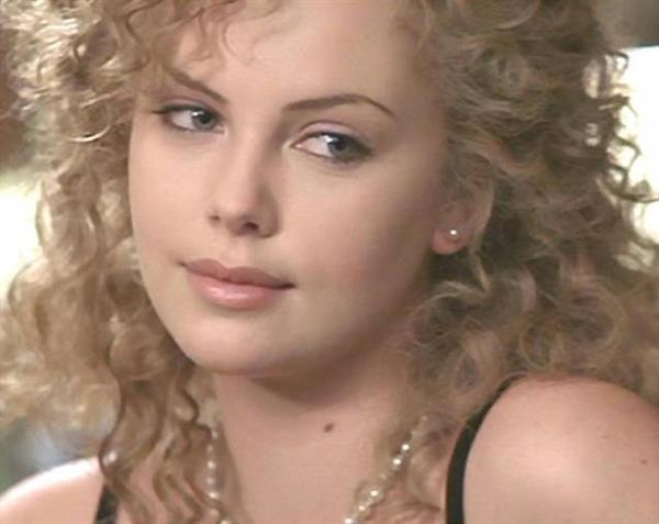 Charlize Theron with curly hair in Devil's Advocate