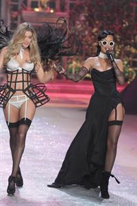 Doutzen Kroes in lingerie