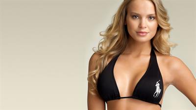 Elisandra Tomacheski in a bikini