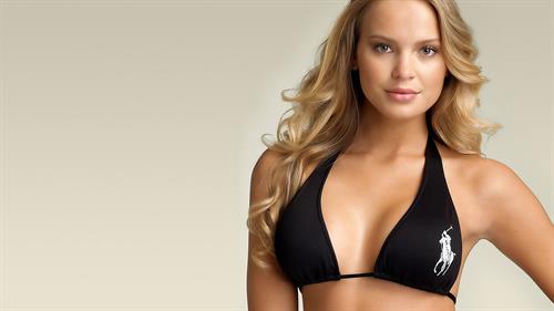 Elisandra Tomacheski in a bikini