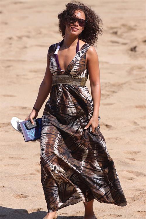 Alicia Keys bikini beach vacation candids in Hawaii on January 24, 2010 
