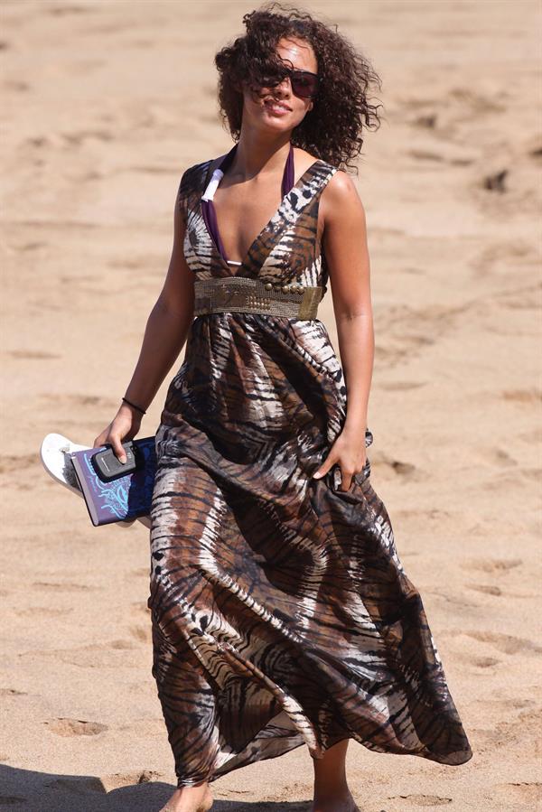 Alicia Keys bikini beach vacation candids in Hawaii on January 24, 2010 