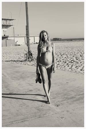 Pregnant Amanda Booth - At home - June 14, 2014  