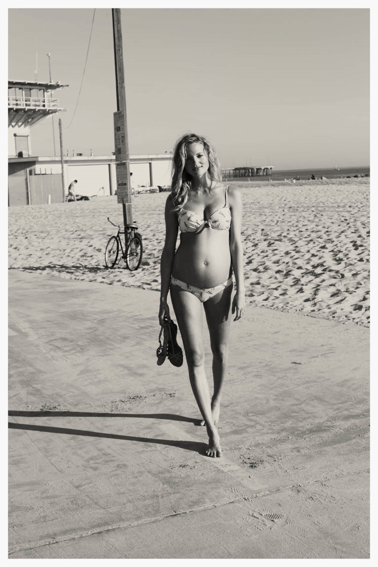 Pregnant Amanda Booth - At home - June 14, 2014  