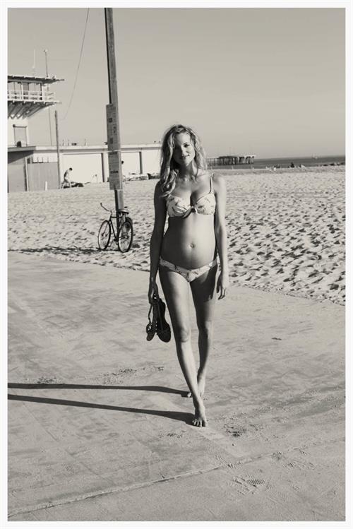 Pregnant Amanda Booth - At home - June 14, 2014  