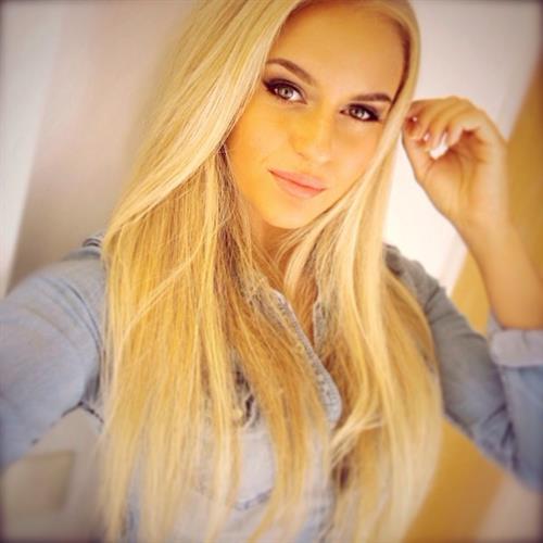 Anna Nyström taking a selfie