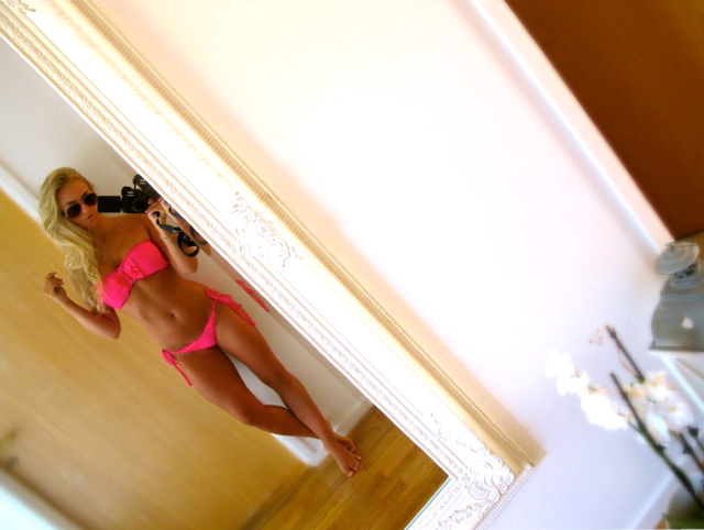 Anna Nyström in a bikini taking a selfie