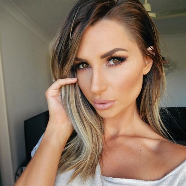 Rosanna Arkle taking a selfie