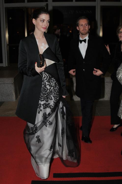 Anne Hathaway Pictures Anne Hathaway enters Kennedy Center for rehearsals on December 3, 2011