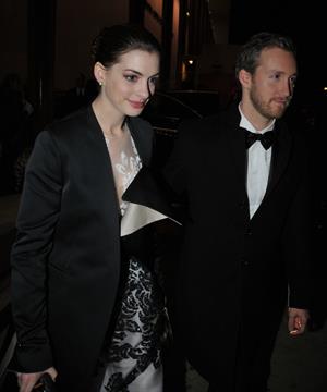 Anne Hathaway enters Kennedy Center for rehearsals on December 3, 2011