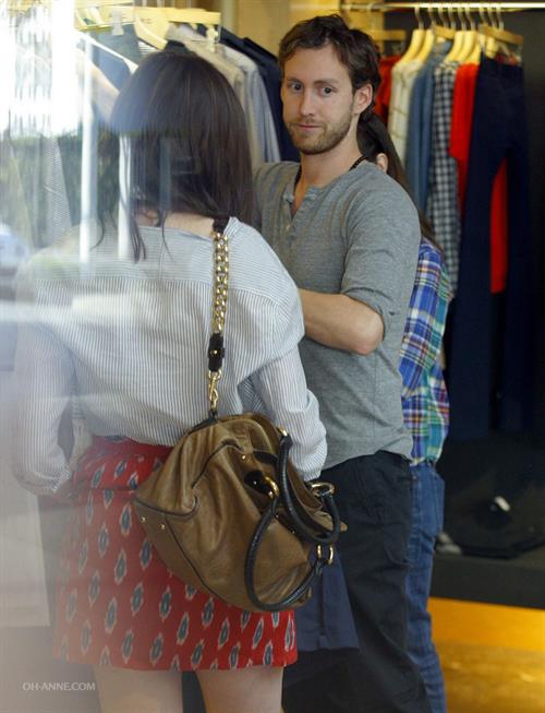 Anne Hathaway Pictures Anne Hathaway shopping in Los Angeles on March 13, 2010