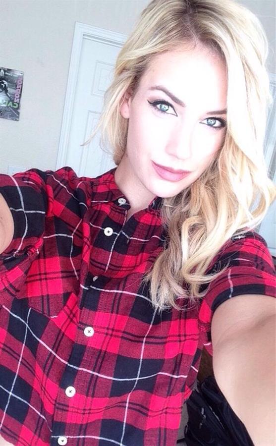 Paige Spiranac taking a selfie