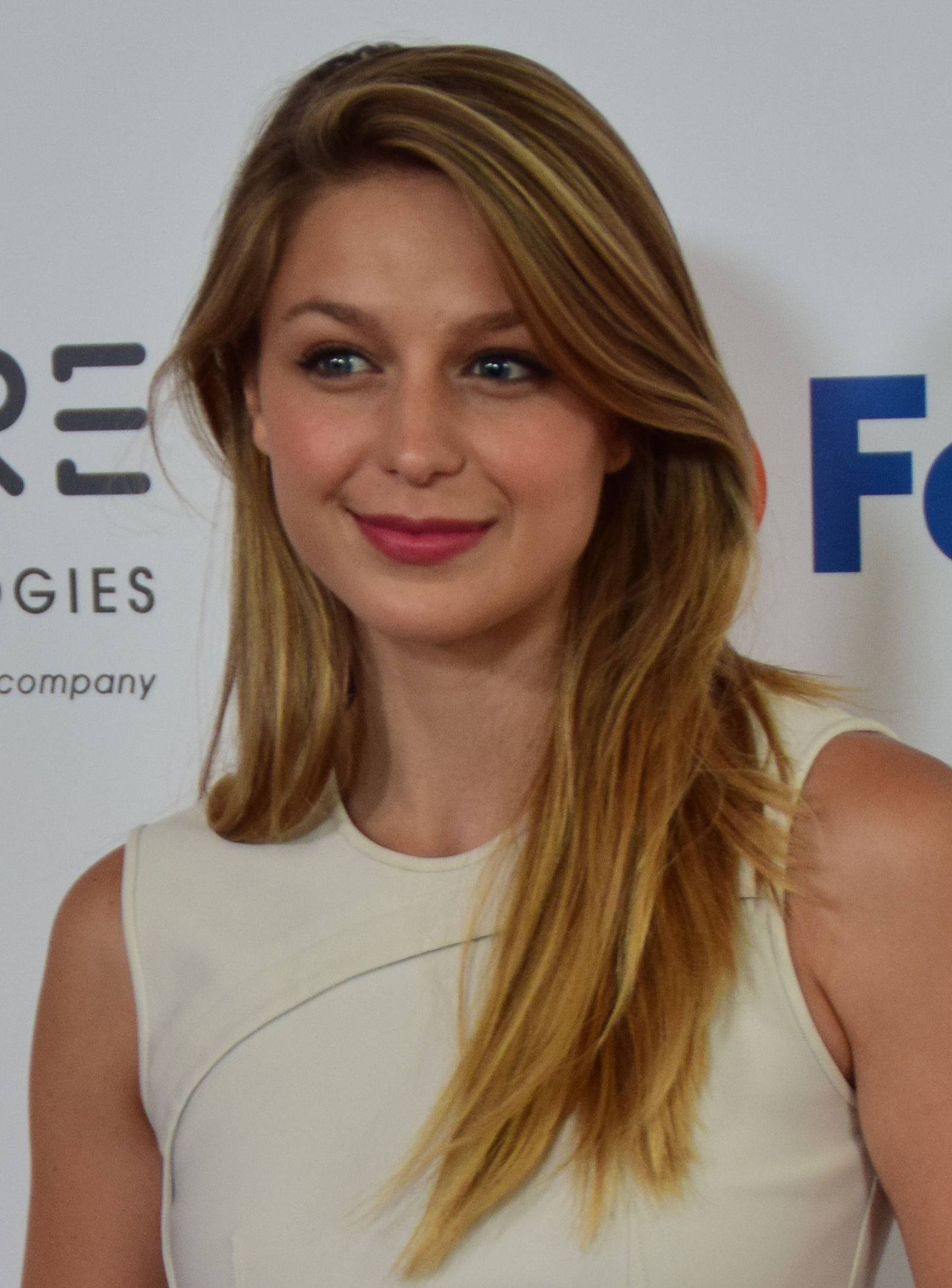Melissa Benoist'S Instagram:  The Buzz Is Real - 9bg33lj