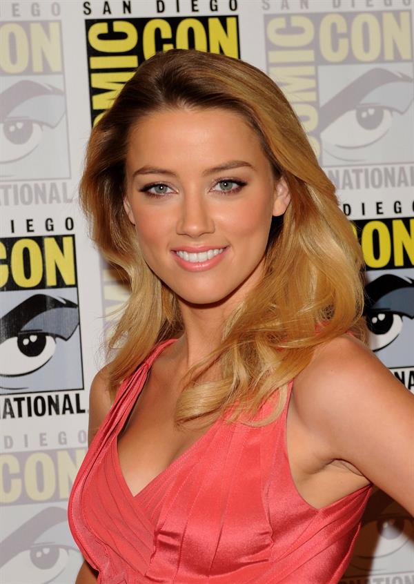 Amber Heard drive angry 3d press room on day 2 of comic con 23 07 10 