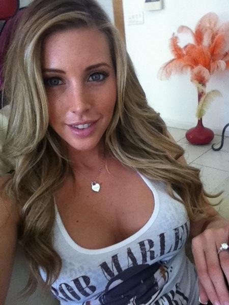 Samantha Saint taking a selfie