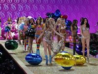 Alessandra Ambrosio in lingerie