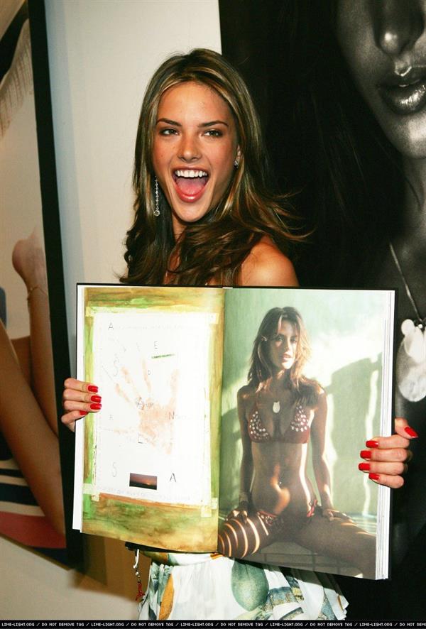 Alessandra Ambrosio in lingerie