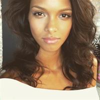 Lais Ribeiro taking a selfie