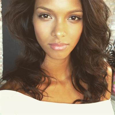 Lais Ribeiro taking a selfie