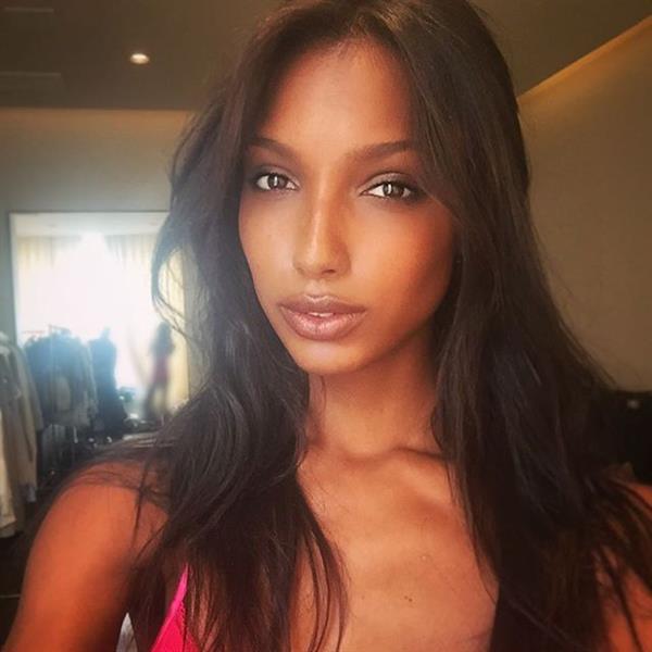 Jasmine Tookes taking a selfie