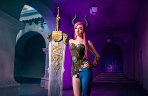 Lyz Brickley - Castanic Slayer Cosplay
