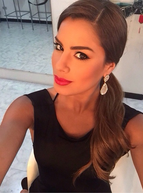 Ariadna Gutiérrez taking a selfie