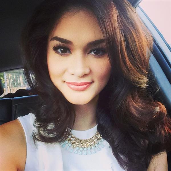 Pia Wurtzbach taking a selfie