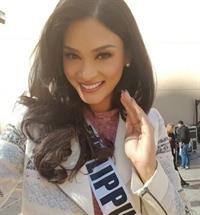 Pia Wurtzbach taking a selfie