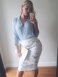 Iskra Lawrence taking a selfie