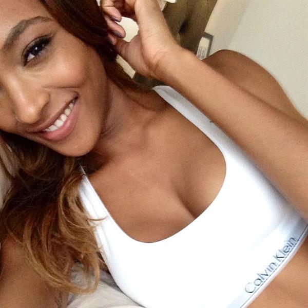 Jourdan Dunn taking a selfie