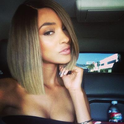 Jourdan Dunn taking a selfie