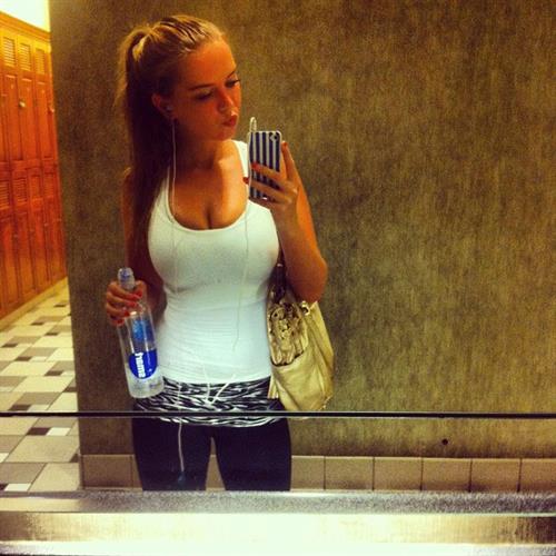 Lauren Hanley taking a selfie