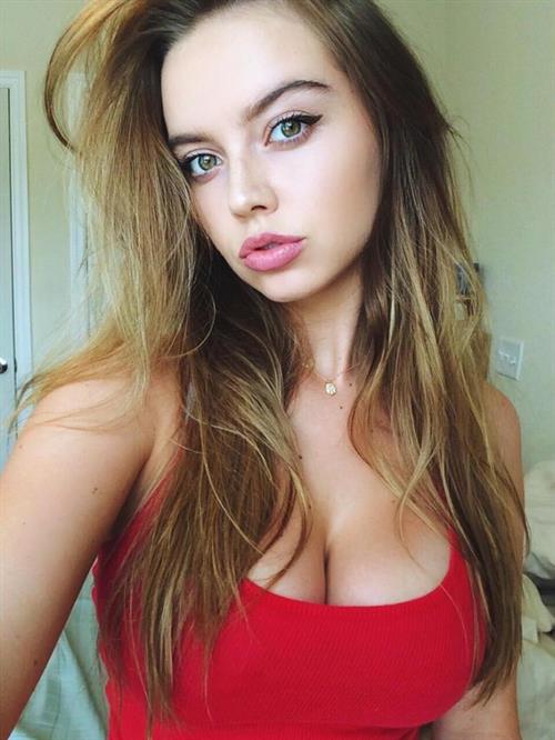 Lauren Hanley taking a selfie