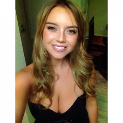 Lauren Hanley taking a selfie