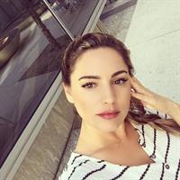 Kelly Brook taking a selfie