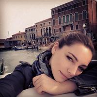 Kelly Brook taking a selfie