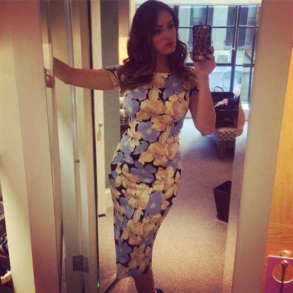 Kelly Brook taking a selfie