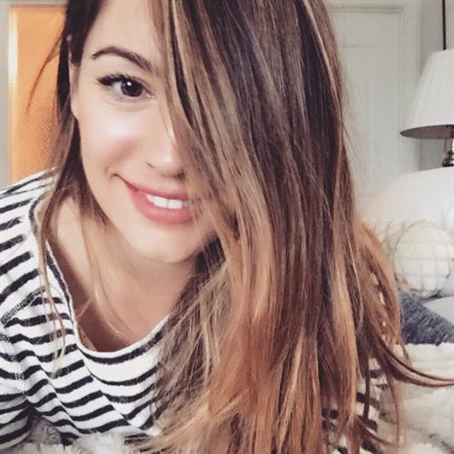 Kelly Brook taking a selfie