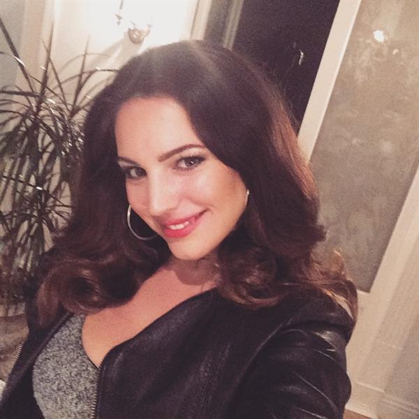 Kelly Brook taking a selfie