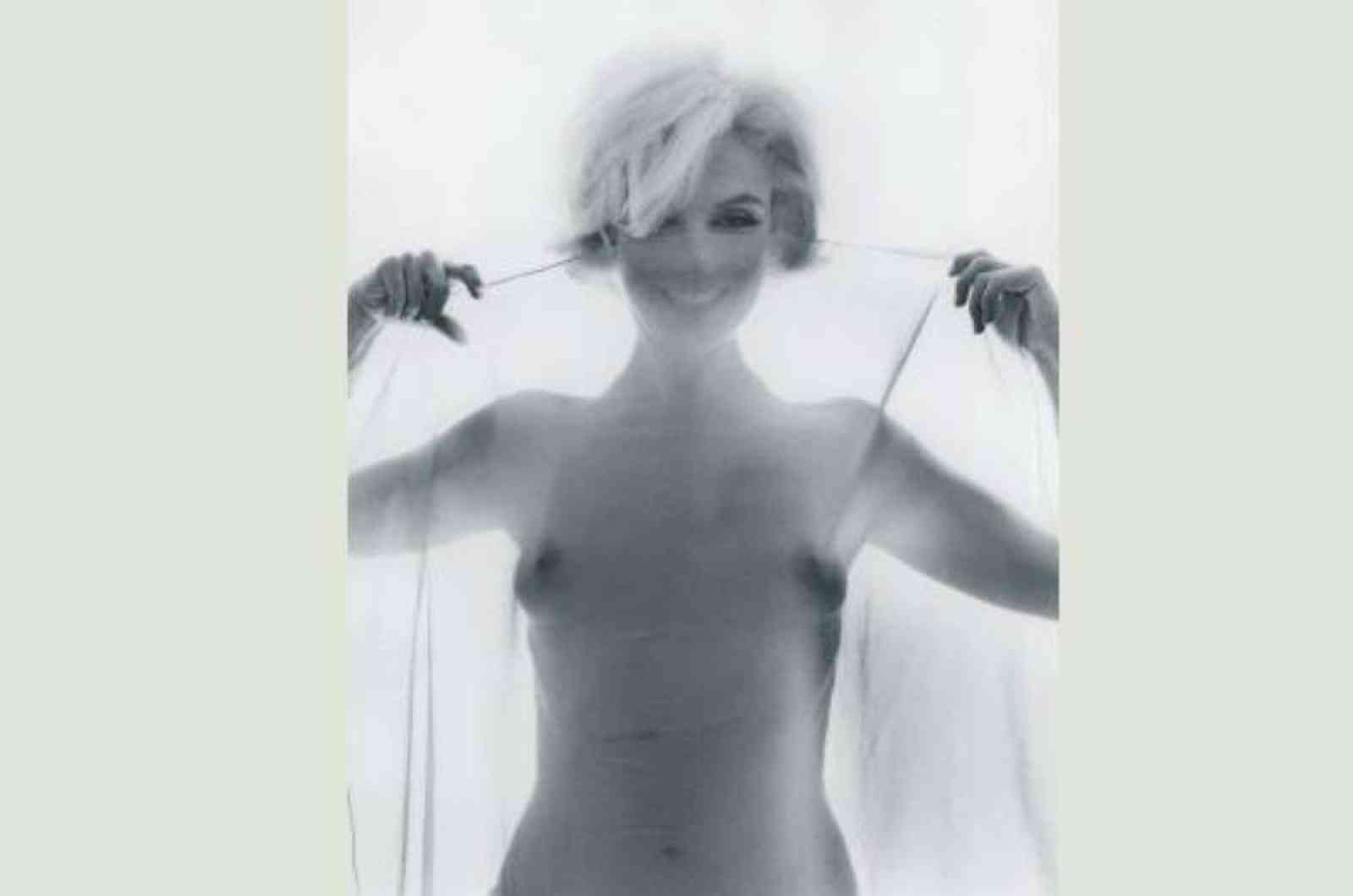 Marilyn Monroe - breasts