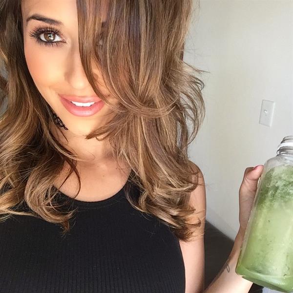 Tianna Gregory taking a selfie