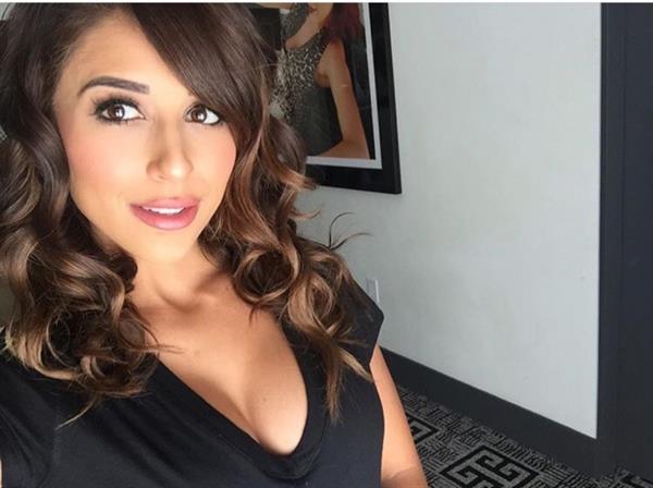Tianna Gregory taking a selfie