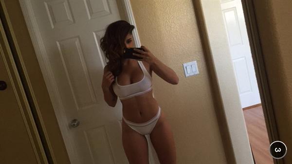 Tianna Gregory in lingerie taking a selfie