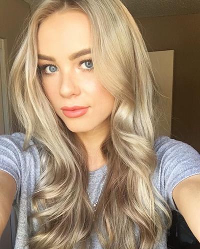 Amber Davis taking a selfie