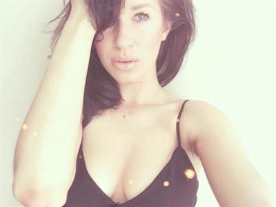 Lyv Alekzandra taking a selfie