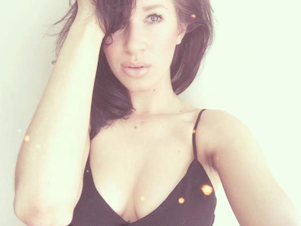 Lyv Alekzandra taking a selfie