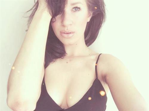 Lyv Alekzandra taking a selfie