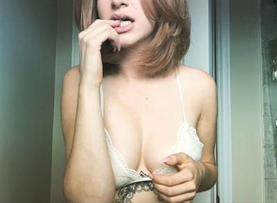 Lyv Alekzandra taking a selfie