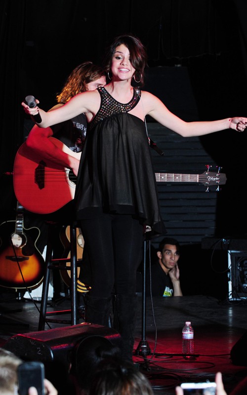 Selena Gomez trick or treat for Unicef Acoustic Concert at the Roxy October 26, 2010 