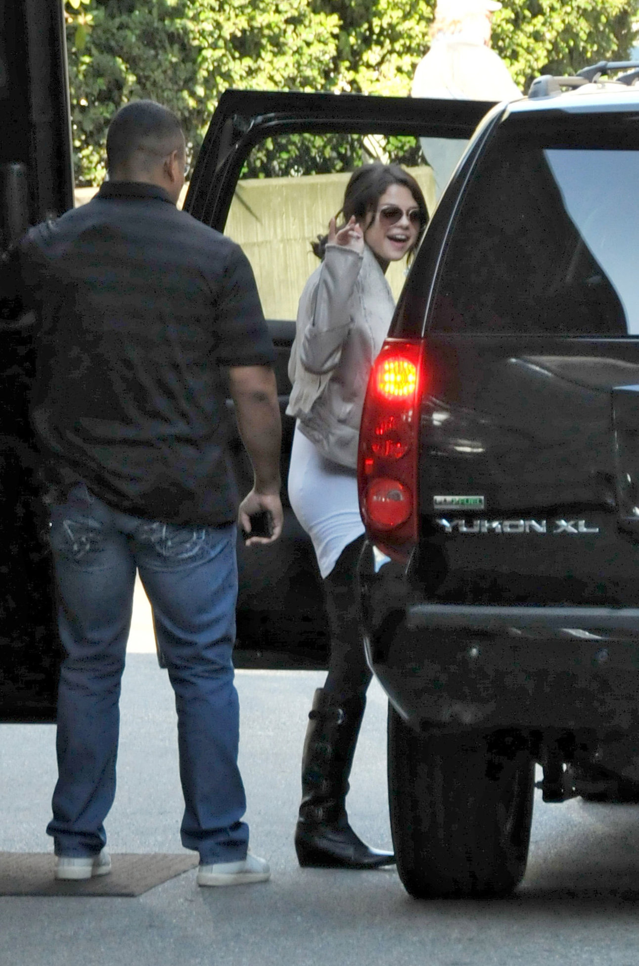 Selena Gomez gets her hair done at Blo in Vancouver on October 14, 2011